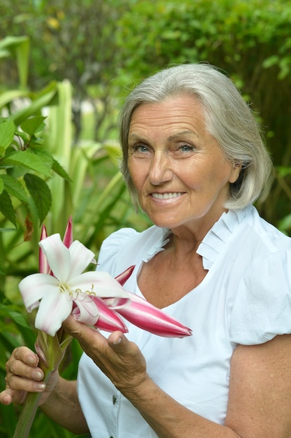 Portret van een mooie senior vrouw met bloem