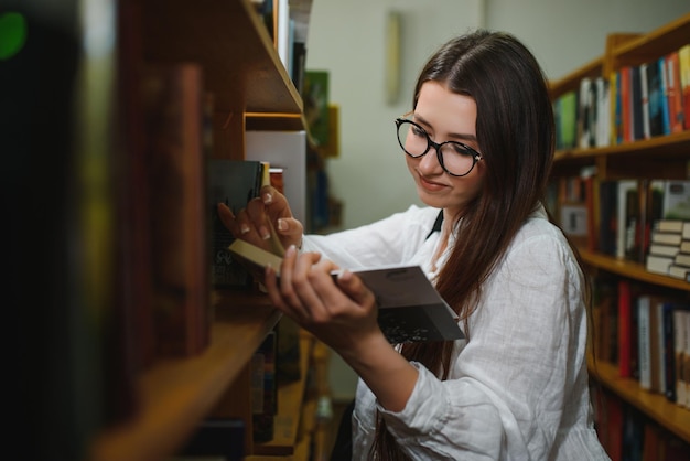 Portret van een mooie student in een bibliotheek