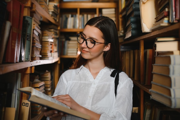 Portret van een mooie student in een bibliotheek