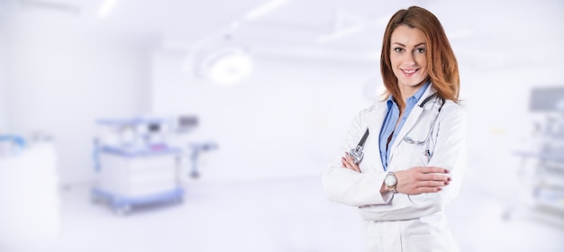 Portret van een mooie vrouw arts over blauwe kliniek interieur.