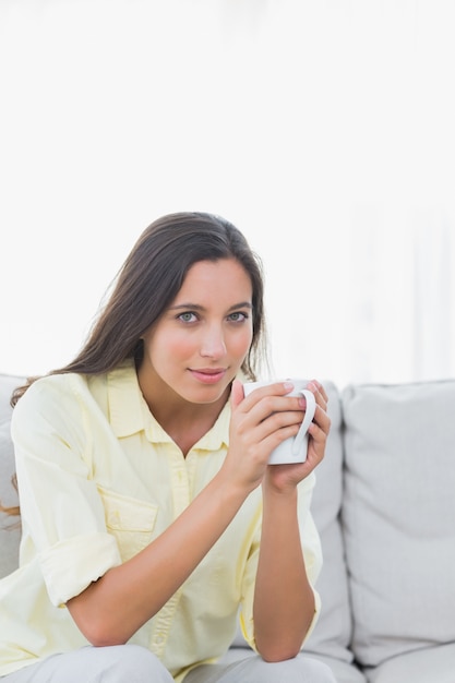 Portret van een mooie vrouw die een kopje koffie