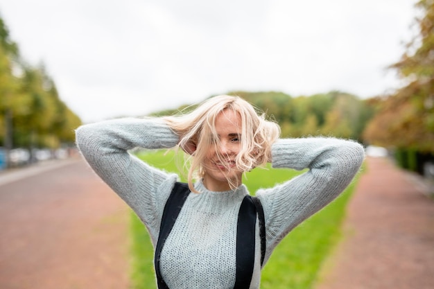 Foto portret van een mooie vrouw die in het park staat