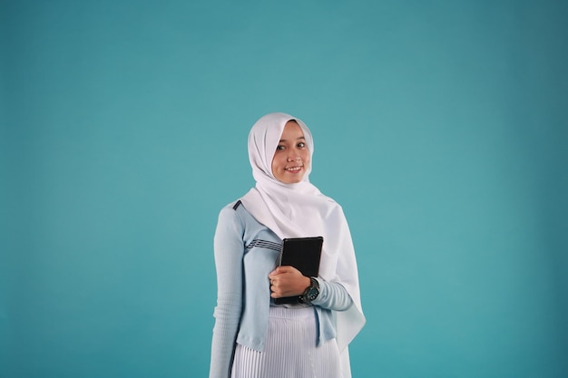 Portret van een mooie vrouw die tabletcomputer met behulp van