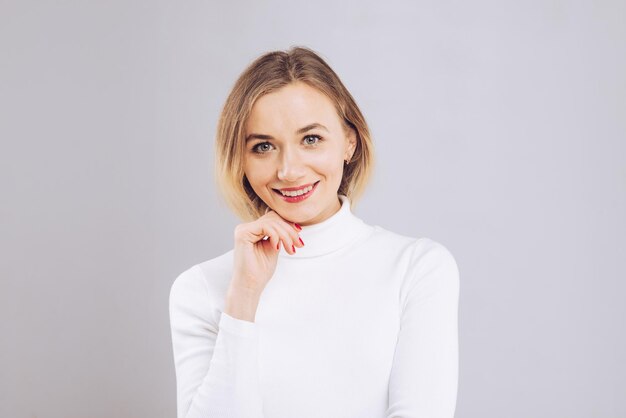 Portret van een mooie vrouw in de studio