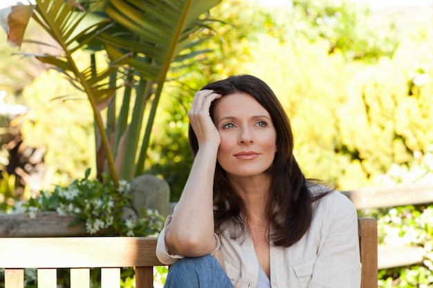 Portret van een mooie vrouw in de tuin