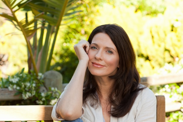 Portret van een mooie vrouw in de tuin