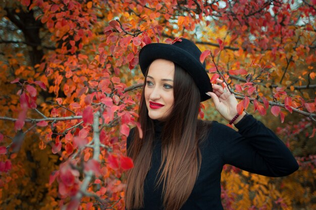 portret van een mooie vrouw in een hoed in een herfstpark