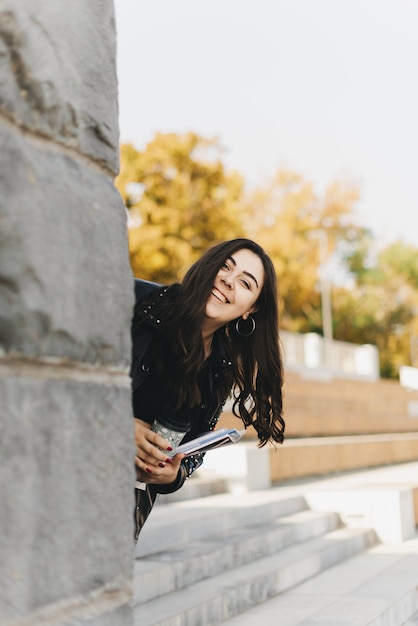 Portret van een mooie vrouw in een leren jas