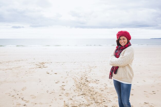 Portret van een mooie vrouw in stijlvolle warme slijtage op het strand