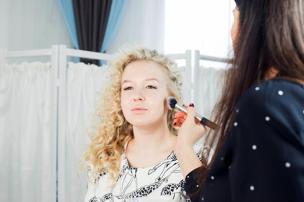 Foto portret van een mooie vrouw in traditionele kleding