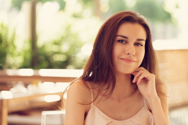 Portret van een mooie vrouw lachend