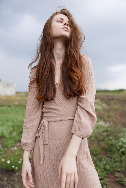 Portret van een mooie vrouw lang haar jurken charme buitenshuis leveren elegante stijl