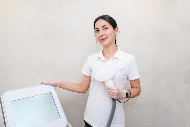 Portret van een mooie vrouw meester van laser ontharing in een schoonheidssalon