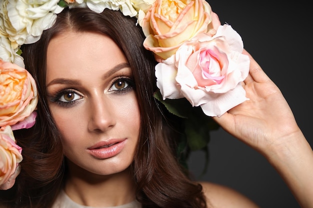 Portret van een mooie vrouw met bloemen in het haar Fashion