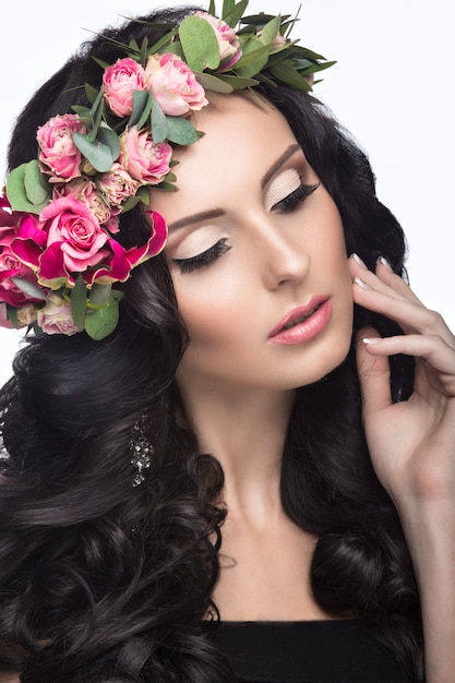 Portret van een mooie vrouw met bloemen in het haar