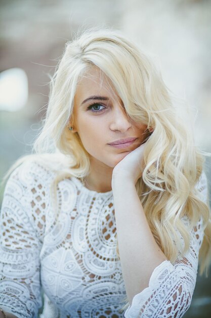 Foto portret van een mooie vrouw met blond haar