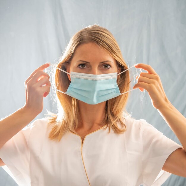 Foto portret van een mooie vrouw met een masker