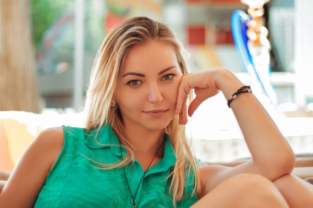 Portret van een mooie vrouw met losse witte haren