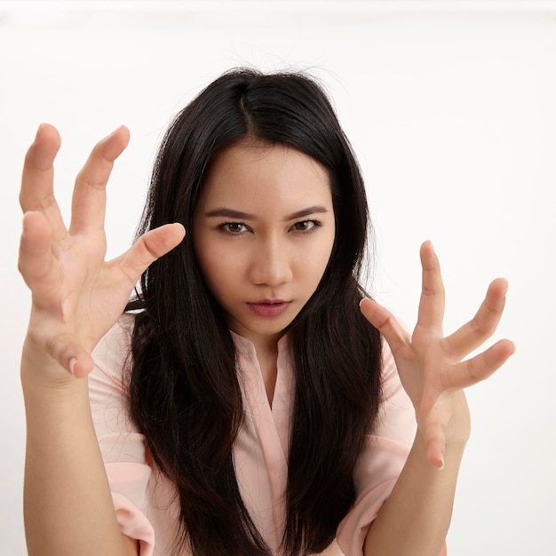 Portret van een mooie vrouw op een witte achtergrond