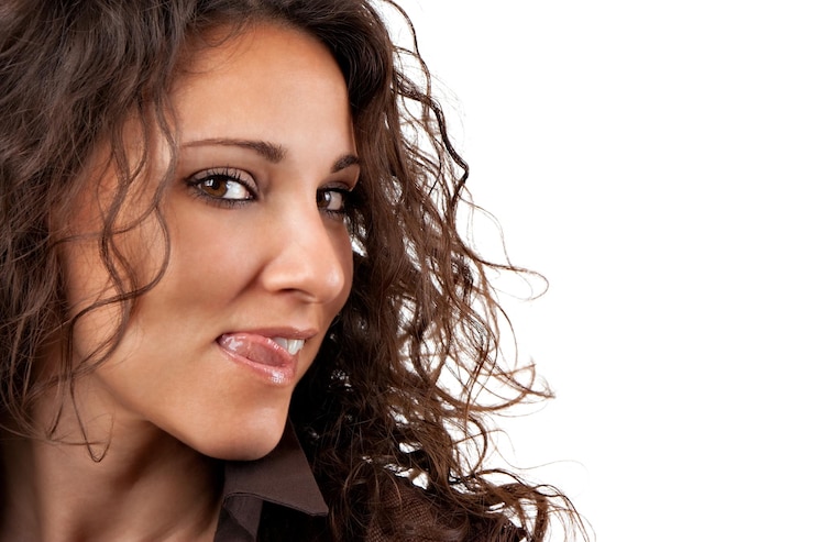 Foto portret van een mooie vrouw op een witte achtergrond