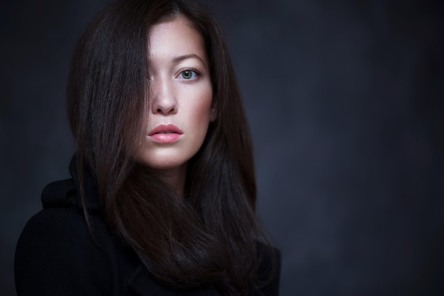 Portret van een mooie vrouw op een zwarte achtergrond