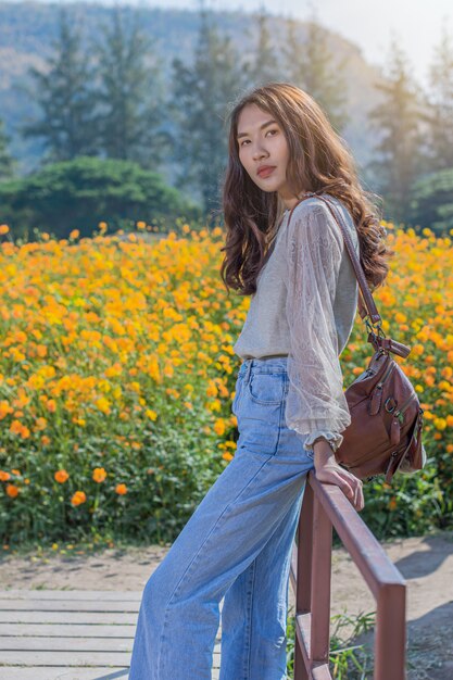 Portret van een mooie vrouw poseert voor fotografie Bezoek de Yellow Flower Fields op Jim Thompson Farm