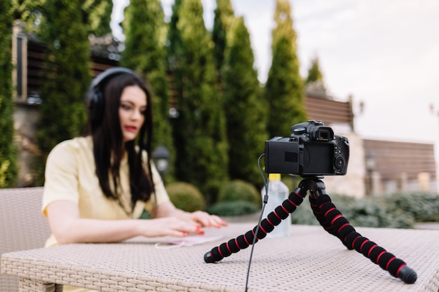 Portret van een mooie vrouwelijke arts die naar de camera kijkt en pillen vasthoudt Mooie vrouwelijke arts die pillen vasthoudt