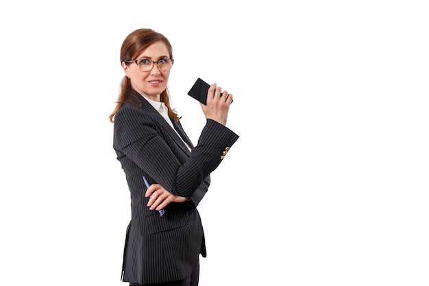 Portret van een mooie zakenvrouw 50 oren oud met mobiele telefoon geïsoleerd op wit