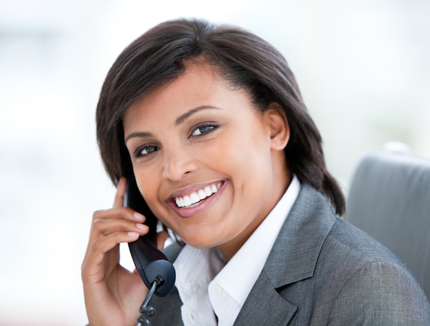 Portret van een mooie zakenvrouw praten over de telefoon