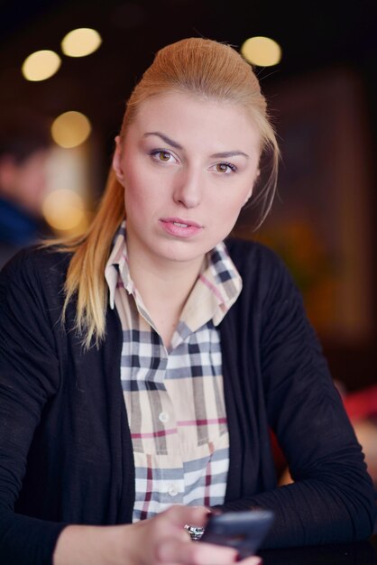 Portret van een mooie zakenvrouw praten via de telefoon