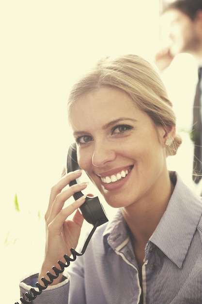 Foto portret van een mooie zakenvrouw praten via de telefoon