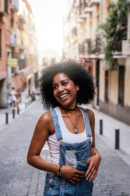 Portret van een mooie zwarte vrouw in de straat.