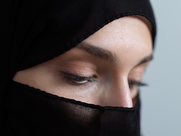 Portret van een moslimvrouw die niqab en traditionele arabische kleding of abaya draagt. Arabische vrouw die de moderne Arabische levensstijl, islamitische mode en Ramadan kareem-concept vertegenwoordigt