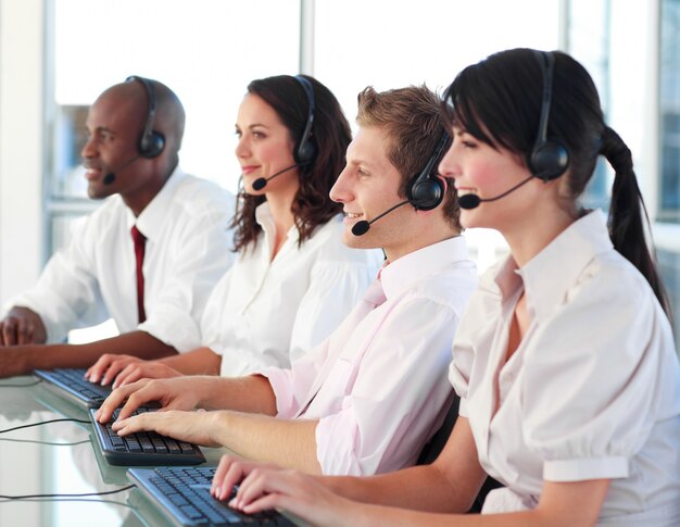 Portret van een multi-etnisch verkoop representatief team op het werk