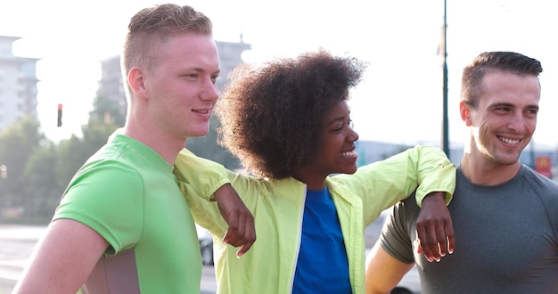 Portret van een multi-etnische groep jongeren op de jogging mooie zomerochtend als zonsopgang boven de stad