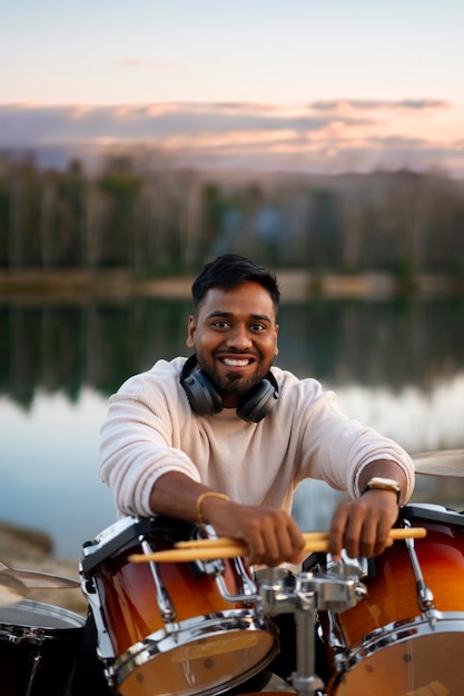 Portret van een muzikant die een percussie-instrument speelt voor de Wereldmuziekdag