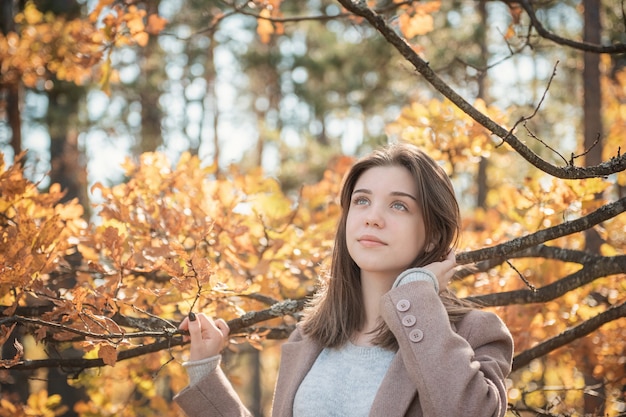 Portret van een nadenkend en verdrietig meisje. Herfst kleuren. Levensstijl. Herfst stemming. Woud