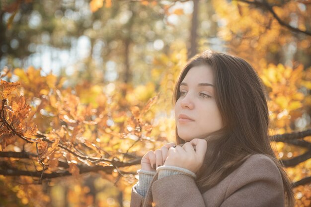 Portret van een nadenkend en verdrietig meisje. Herfst kleuren. Levensstijl. Herfst stemming. Woud