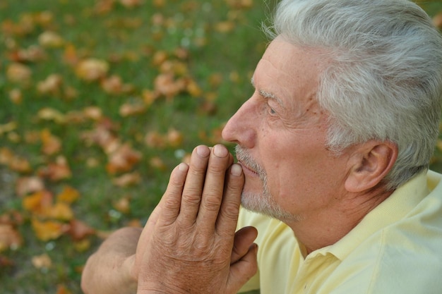 Portret van een nadenkende oudere man die bidt