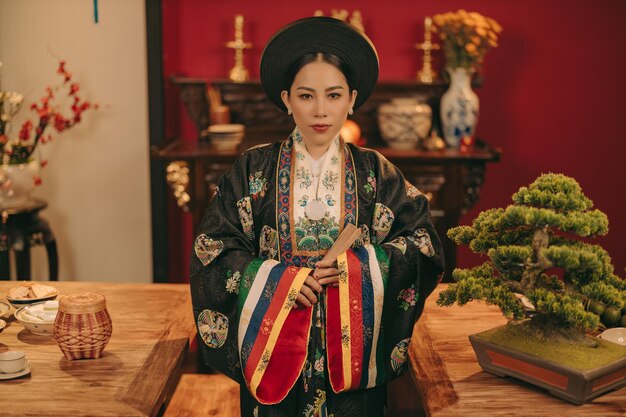 Portret van een nobel Vietnamees meisje in oude kostuums