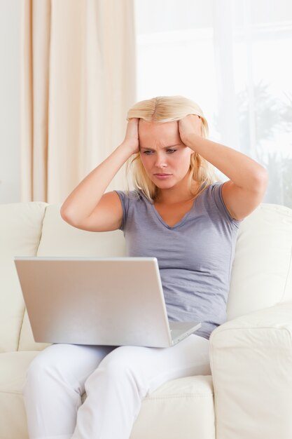 Portret van een ongelukkige vrouw met een laptop