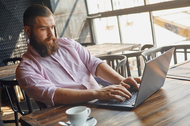 Portret van een ontspannen man achter de computer