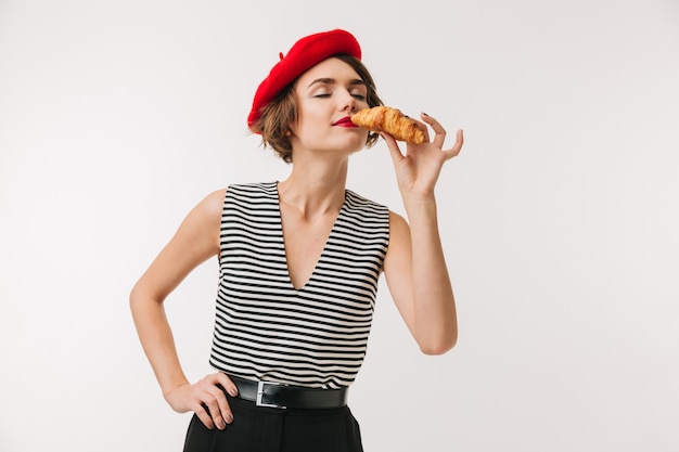 Portret van een opgetogen vrouw die rode baret draagt