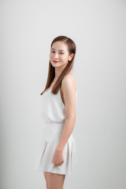 Portret van een opgewonden Aziatische zakenvrouw springen en kijken naar camera geïsoleerd op witte achtergrond