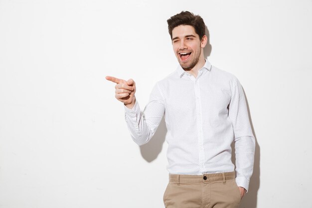 Portret van een opgewonden jonge man gekleed in shirt