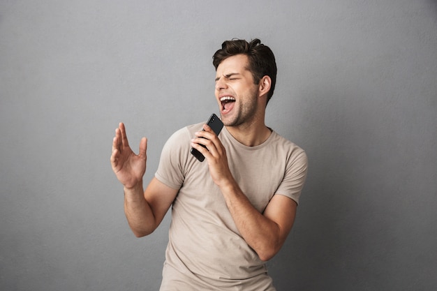 Portret van een opgewonden jonge man in t-shirt