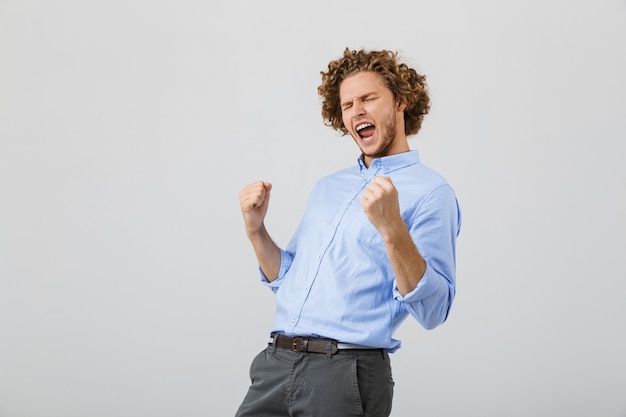 Portret van een opgewonden jonge man met shirt