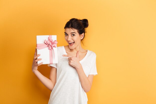 Portret van een opgewonden jonge vrouw die huidige doos houdt