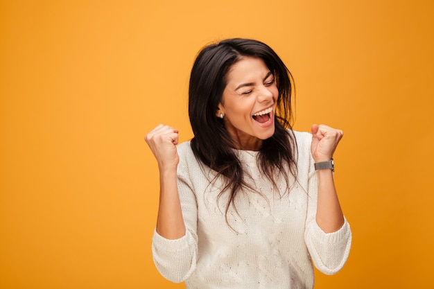 Portret van een opgewonden jonge vrouw viert succes