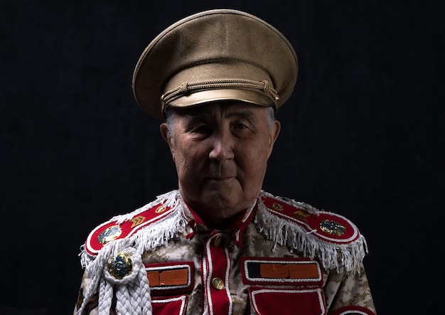 portret van een oude generaal-dictator